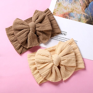 Détails macro de bandeaux tricotés pour bébé en nylon doux avec grands nœuds texturés