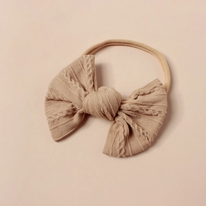 Detailaufnahme von Baby-Stirnband mit Jacquard-Strickschleife und hoher Elastizität