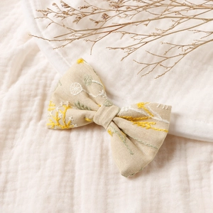 Vue détaillée de la pince à cheveux noeud brodé en coton et lin avec motif floral