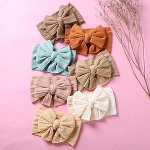 Lot de sept bandeaux pour bébé avec nœuds en maille torsadée aux couleurs assorties