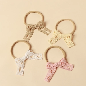 Set di quattro fasce per neonati con fiocco in pizzo nei colori bianco e rosa