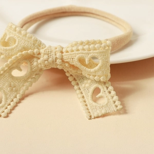 Fascia neonata in pizzo beige con ricamo a cuore e morbido elastico in nylon flessibile