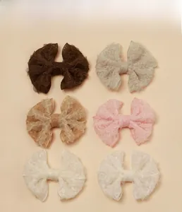 Lot détaillé de six barrettes papillon en dentelle aux couleurs pastel variées