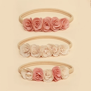 Lot de trois bandeaux bébé avec roses en tissu faites main sur bandes en nylon élastique