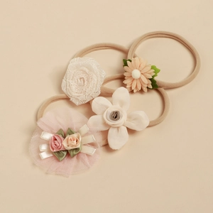 Détail du lot de 4 bandeaux en nylon avec fleurs en dentelle et nœuds faits à la main