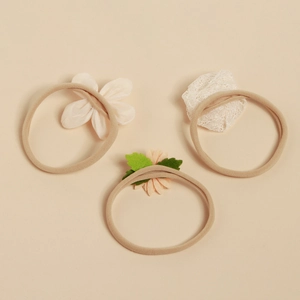 Détail d'un lot de 3 bandeaux bébé avec fleurs en dentelle et bandes en nylon doux