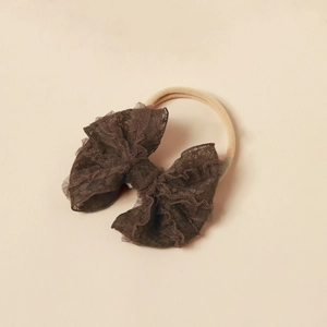 Detailaufnahme der weichen Spitzen-Schleife Baby Stirnband mit elastischem Nylonband