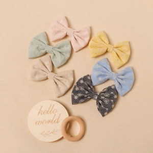 Lot de six barrettes à nœuds brodés pour bébés en couleurs pastel et tissu en coton