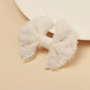 Gros plan d'un nœud en dentelle blanche avec texture de maille délicate sur bord en porcelaine