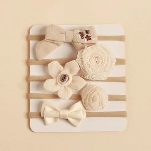 Set de 5 bandeaux pour bébé avec fleurs en dentelle et nœuds en lin sur carte blanche