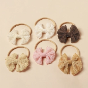 Set mit sechs Baby-Stirnbändern aus Nylon mit Spitzen-Schleifen in neutralen Farben