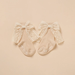 Geschenkset für Neugeborene mit Anti-Rutsch-Socken aus Rippstrick und Spitzen Schleife