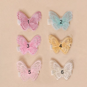 Dettaglio di 6 mollette a farfalla in organza colorata a doppio strato con clip morbida