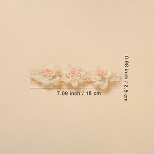 Ensemble bandeau et chaussettes pour bébé avec détails délicats en dentelle et fleurs