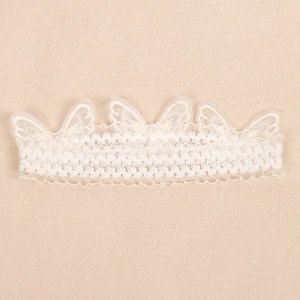 Elegantes weißes Spitzen Stirnband für Babys mit Mesh-Schmetterlingen auf beigem Grund