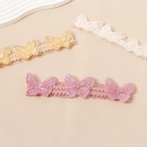 Detail der 3D-Schmetterlingsstickerei auf weichen, elastischen Spitzen-Babystirnbändern