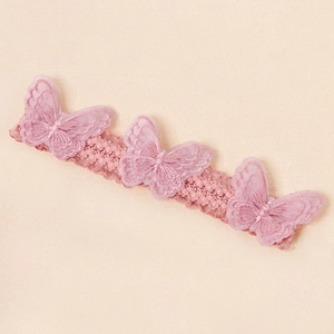 Detail eines Baby Stirnbands mit dreifach 3D Schmetterlingen aus rosa Spitzen-Mesh