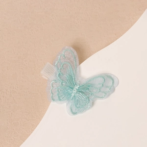 Dettaglio del fermaglio per capelli a farfalla in organza ricamata blu chiaro morbido