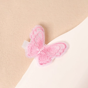 Dettaglio di un fermaglio per capelli a farfalla ricamata rosa con rivestimento morbido