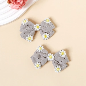 Détails de barrettes à nœud en coton gris avec broderies de marguerites blanches