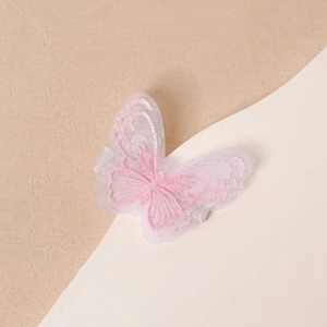 Dettaglio del fermaglio a farfalla in organza rosa a doppio strato per neonati