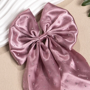 Pince à cheveux élégante en satin rose avec nœud et strass brillants pour femmes