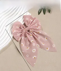 Lange rosa Haarschleife aus Chiffon mit Gänseblümchen-Druck und Maßen von 12,5 x 20 cm
