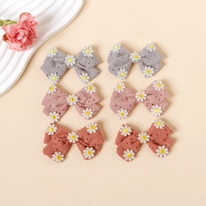 Détail de lot de 6 barrettes nœuds en coton avec broderie marguerite en gris, rose et orange