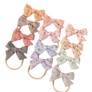 Lot de 10 bandeaux bébé en nylon avec nœuds à carreaux cerise en couleurs variées