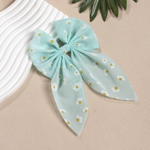 Details zur mintgrünen Chiffon-Haarklammer mit Gänseblümchen-Print und langen Bändern