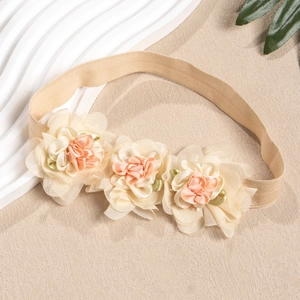 Detail von Baby-Stirnband mit drei Stoffblumen in Creme und Rosa und grünen Blättern