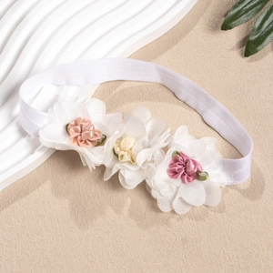 Detailaufnahme des handgefertigten Tüllblumen-Stirnbands mit bunten Rosen für Mädchen