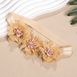 Detail von Baby-Stirnband mit drei Makronen-Stoffblumen und elastischem Goldband
