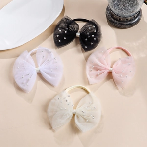 Dettaglio di quattro fasce con fiocchi in tulle e perle in rosa, nero e bianco crema