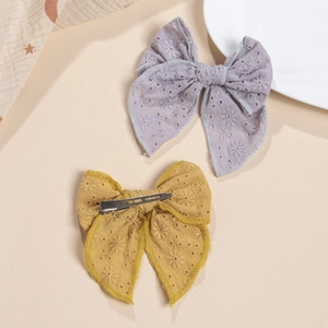 Paire de jolies barrettes en coton brodé ajouré de fleurs en violet et jaune gingembre