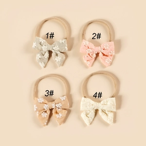 Vue détaillée de 4 bandeaux bébé avec broderie florale aux tons pastel doux