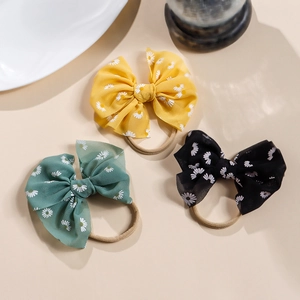 Dreiteiliges Set aus Chiffon-Stirnbändern mit Gänseblümchendruck in Gelb, Grün und Schwarz