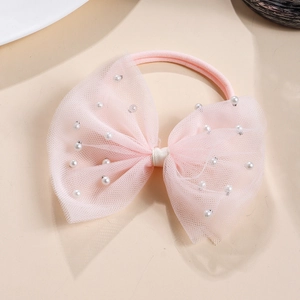 Dettaglio di fascia per neonati con fiocco in tulle rosa, perle e morbido elastico