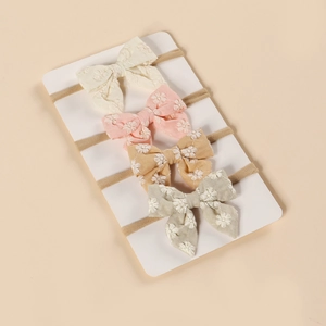 Détails de quatre bandeaux bébé avec broderie florale blanche délicate et nylon