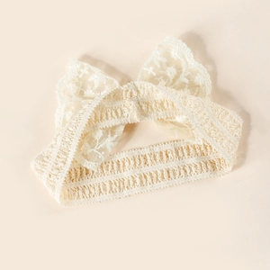 Bandeau bébé en dentelle beige avec un grand nœud et un design en tricot ajouré doux