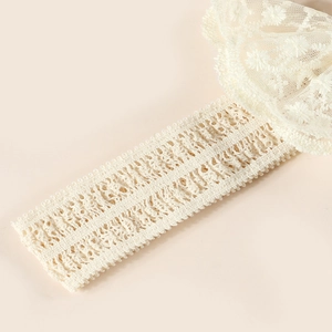 Bandeau bébé élégant en dentelle crème avec broderie florale délicate et tissu extensible