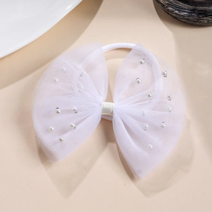 Dettaglio di fiocco per capelli in rete bianca con perle e fascia elastica morbida