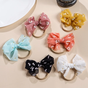 Detailansicht von 6 Chiffon-Haarbändern mit Gänseblümchen-Print in Pastellfarben