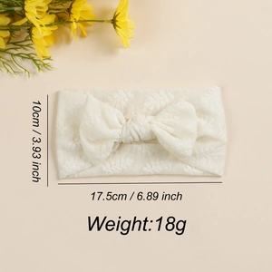 Bandeau bébé en dentelle blanc cassé avec grand nœud et broderie mesurant 17.5x10cm
