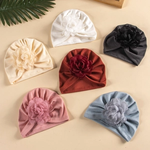 Détail de bonnets turban pour bébé avec grandes fleurs en mousseline en six coloris
