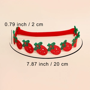 Détails de la broderie fraise et dimensions sur un bandeau élastique rouge pour bébé