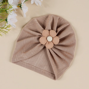 Détail du bonnet turban pour bébé avec fleur 3D et texture en maille côtelée douce