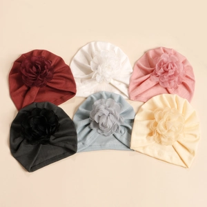 Vue détaillée de six bonnets turbans pour bébé avec grandes fleurs de couleurs variées