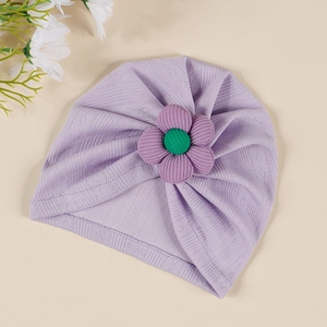 Vue détaillée du turban pour bébé lavande avec une fleur en tissu 3D violette et verte