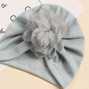 Détail du bonnet turban bleu clair pour bébé avec une grande fleur en tissu 3D multicouche